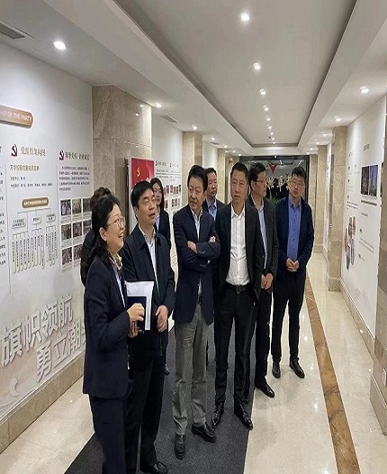 河南鄭州二七區(qū)蘇建設(shè)區(qū)長一行蒞臨萬華控股集團考察交流
